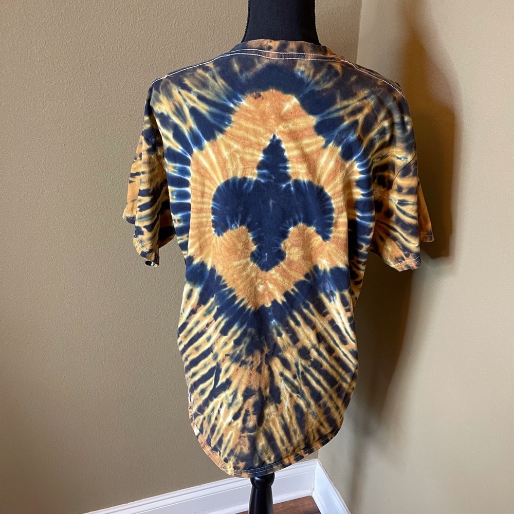 New Orleans Saints Fleur de lis tie-dyed short sleeve shirt. Size Large UNISEX - Picture 2 of 7